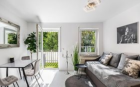 Design Apartment Leipzig Airport DHL Amazon Voll ausgestattet Free Parking